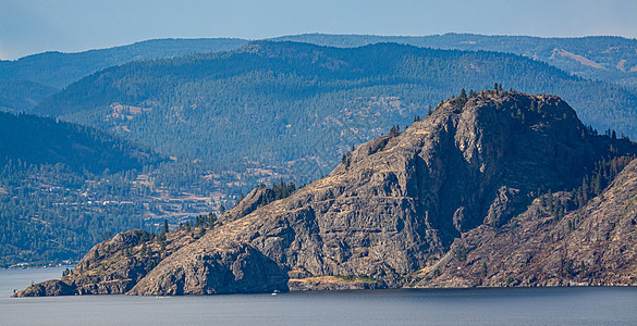 不列颠哥伦比亚省湖上岩石山坡的风景图图片