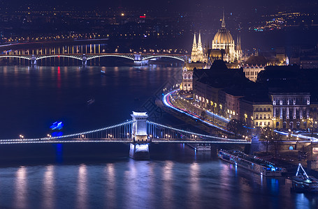 布达佩斯夜景 匈牙利议会大厦和链桥 城市的主要地标图片