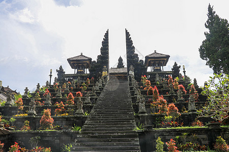从蓝天到寺庙的楼梯宗教宝塔崇拜假期文化热带旅行建筑吸引力石头图片