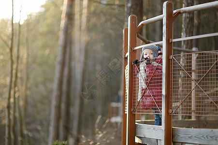 享受风景的可爱小孩女孩手表孩子孩子们家庭树木婴儿冒充楼梯幸福乐趣图片