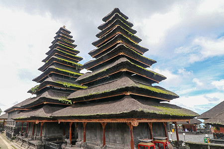 巴尔比萨基寺庙的神奇屋顶引人注意天空信仰雕像热带旅行历史建筑学地标宗教吸引力图片