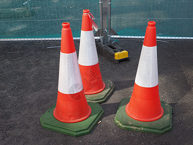 电流锥形标志条纹过境安全白色警告路标街道工程红色运输图片