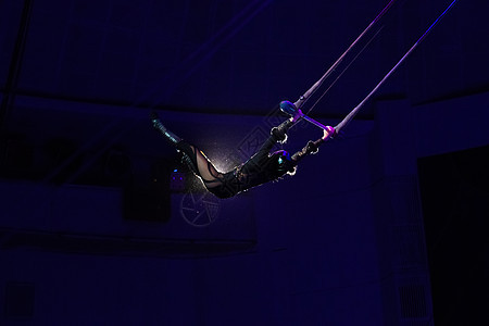 马戏团的空中杂技演员舞蹈家运动空气竞技场运动员天线展示艺术家艺术体操图片