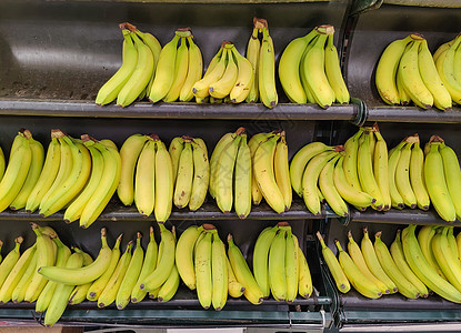 香蕉在超级大商场出售的松散的香蕉图片