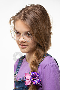 一个戴着圆眼镜的女孩的肖像 有趣的和分心的外表图片