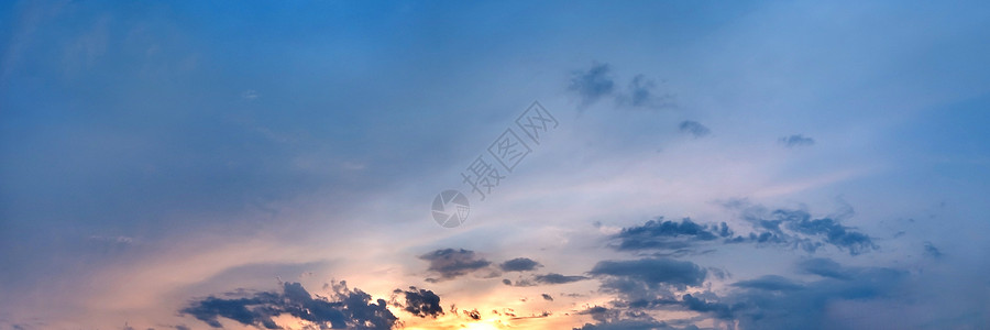 日出和日落时有云的戏剧性全景天空多云太阳黄色红色天气场景阳光地平线橙子风景图片