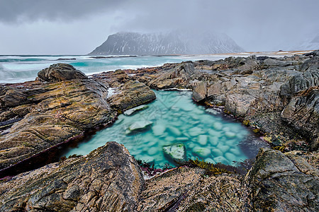 挪威的北湾落岩海岸前线天空暴风云风暴云风暴季节海浪海滩风景海洋背景图片