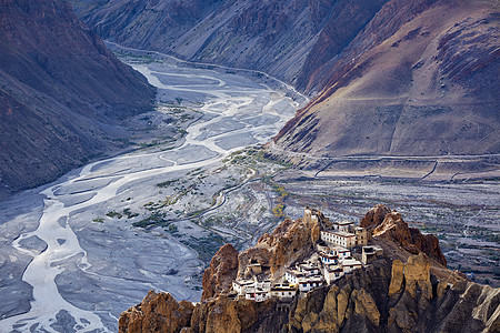 印度喜马拉雅山悬崖上的达卡寺庙风景寺庙山脉鸟瞰图贡巴宗教佛教徒图片