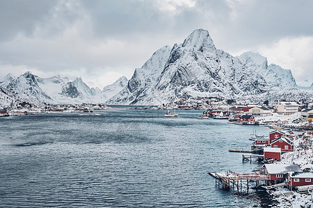 挪威Reine渔村房子运输季节天空海岸风景海洋峡湾港口钓鱼图片