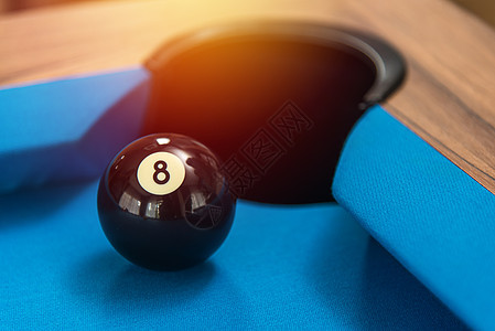 以8号为焦点的浅蓝色桌子上的游泳池球或台球架子乐趣运动游戏口袋闲暇白色圆形娱乐竞赛图片