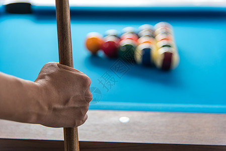 妇女手握着棍棒 在游泳池或台球上玩口袋运动游戏竞赛桌子数字闲暇架子乐趣娱乐图片