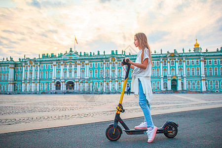 俄罗斯圣彼得堡宫宫广场的小女孩图片