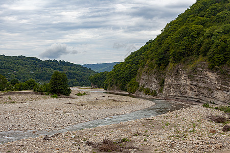 山地岩石床石床多云旅游溪流树木休息植物天空河床荒野图片