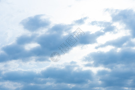 美丽的蓝色天空中的云朵环境气候季节阳光空气天气气象自由气氛晴天图片