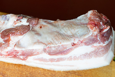 一大块生猪肉脂肪 用肉培植屠夫白色食物粉色熏肉烹饪美食厨房服务午餐背景图片