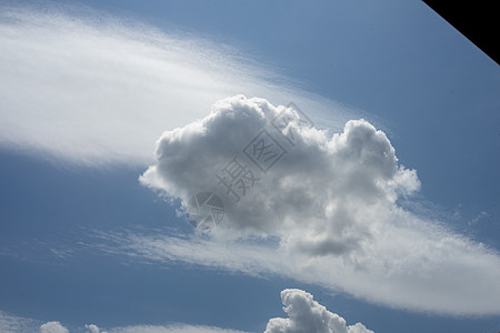 蓝色天空中的灰云 有云的天空图片