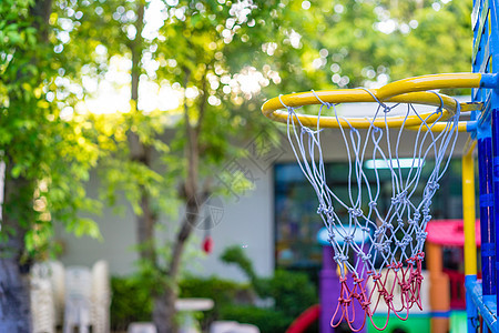 公园里的篮球圈竞赛健康街道白色绿色木板蓝色运动篮子法庭图片