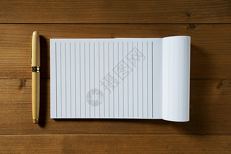 棕色木制表格上带笔笔的空白笔记本教育床单桌子笔记记事本铅笔螺旋办公室文档商业图片