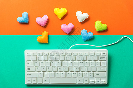 迷你心从电脑键盘上飞溅出来情人节概念红色技术夫妻网络性别互联网白色按钮钥匙图片