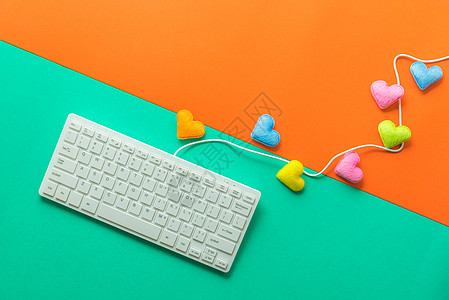 迷你心从电脑键盘上飞溅出来情人节概念技术钥匙网络白色性别互联网按钮夫妻红色图片