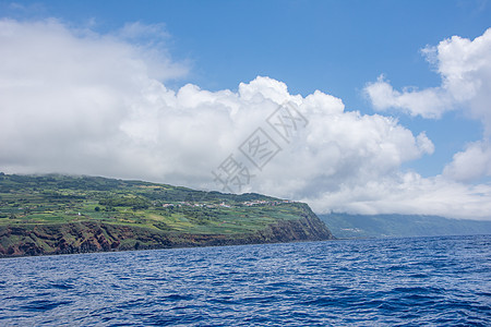 在亚速尔群岛上行走 发现皮科岛 亚速尔群岛和马达莱纳岛荒野火山海洋植被蓝色喷气绣球花旅行海滩全景图片