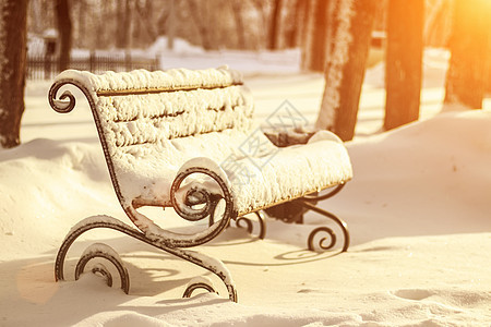椅子上满是雪场景白色城市公园木头阳光天气季节花园图片