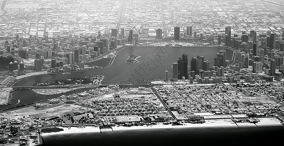 迪拜湾与摩天大楼的空中观察工程土地全景海岸海湾码头奢华地标天线建筑学图片
