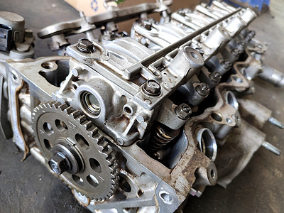 重建旧汽车发动机机器车辆机械维修运输工业金属圆柱技术力量图片