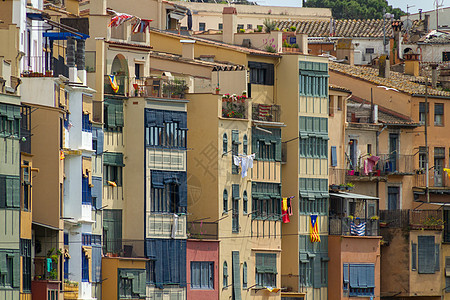 城市阳台Onyar河旁的多彩房屋背景