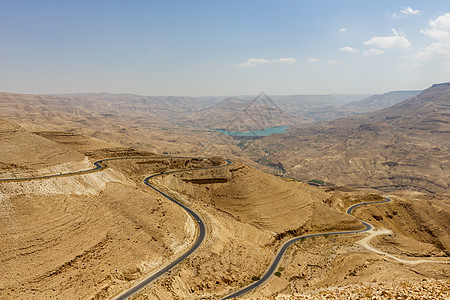 Wadi Mujib向大坝和湖泊方向图片