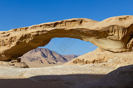 瓦迪鲁姆的岩石拱门图片