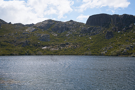 葡萄牙塞拉达埃斯特雷拉的湖景观公园旅行电流石头星星植被水库蓝色旅游场景图片