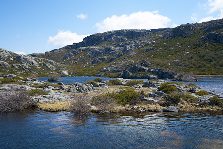 葡萄牙塞拉达埃斯特雷拉的湖景观植被星星全景石头环境蓝色旅行水库国家场景图片