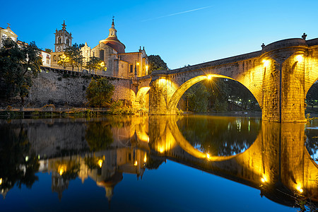 夜间与Sao Goncalo桥的教堂观光 葡萄牙图片