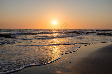 纳米比亚日落多姿多彩 太阳低 海浪小图片