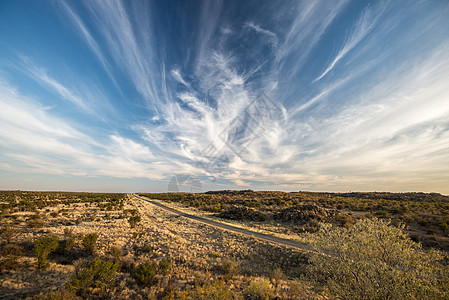 穿越纳米比亚无穷无尽平原的现代道路 有神奇的天空图片