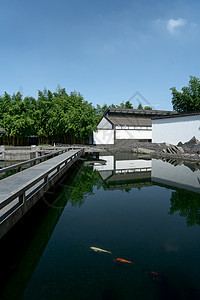 苏州博物馆的建筑图景天空反射花园传统建筑学池塘金鱼游客蓝色博物馆图片