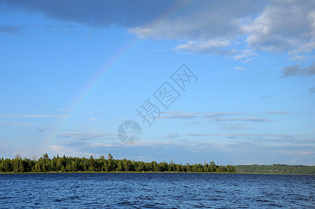 彩虹在湖面的单一云下爬坡阳光森林风景农村反射岩石蓝色全景岛屿图片