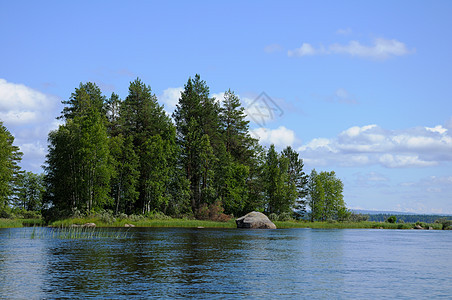 Karelian湖 带巨石岩石野生动物蓝色灌木丛荒野松树反射树木边缘桦木图片