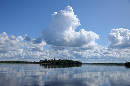 镜子湖上的一些云层图片
