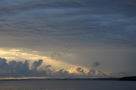 湖上云层的摩多暴雨场景天气云景天空阴影海浪气象风景积雨气候图片