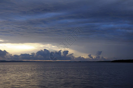 湖上云层的摩多暴雨场景阴影射线气象天气风暴云景天空戏剧性地平线图片