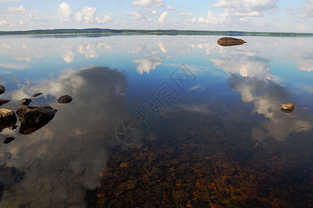 天空在浅水中反射鹅卵石画报场景芦苇荒野地面地平线蓝色岩石卵石图片