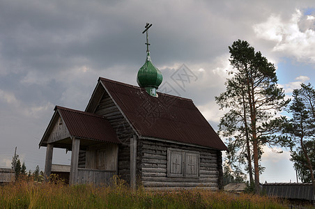 古俄罗斯教堂在山丘上图片