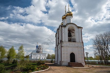 圣尼古拉斯 (Nikolsky) 修道院的钟楼近景图片