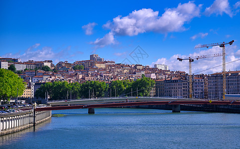 法国里昂 萨昂河沿岸的法国教会反射蓝色建筑景观建筑学地标天桥旅行全景图片