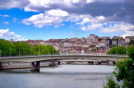 法国里昂 萨昂河沿岸的法国建筑教会城市景观天桥建筑学历史性全景反射旅行图片