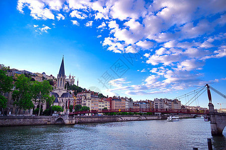 法国里昂 萨昂河沿岸的法国建筑学蓝色全景行人地标城市反射大教堂旅行教会图片