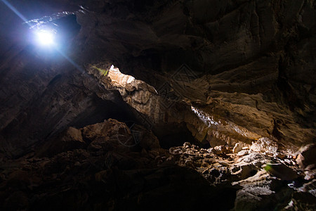 老挝岩石洞穴天空圣所蓝色环境悬崖旅游旅行地质学图片