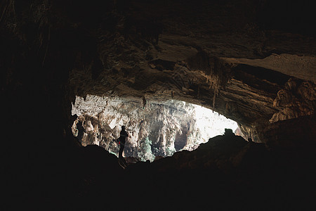 站在洞口的那个人的影子洞穴旅游石头灰色环境艺术岩石黑色溪流白色图片